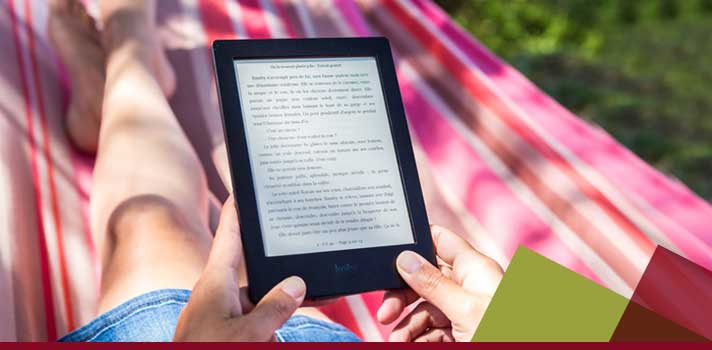 Person in Hängematte liest auf einem e-Book-Reader